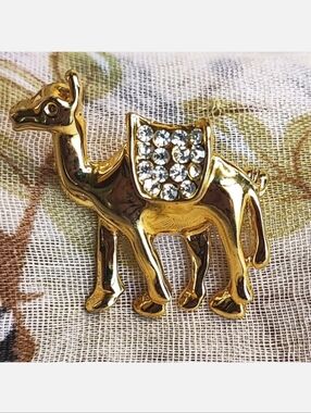 Camel Pony Horse With Saddle Gold Tone Unsigned Rhinestone Brooch Farm Animal